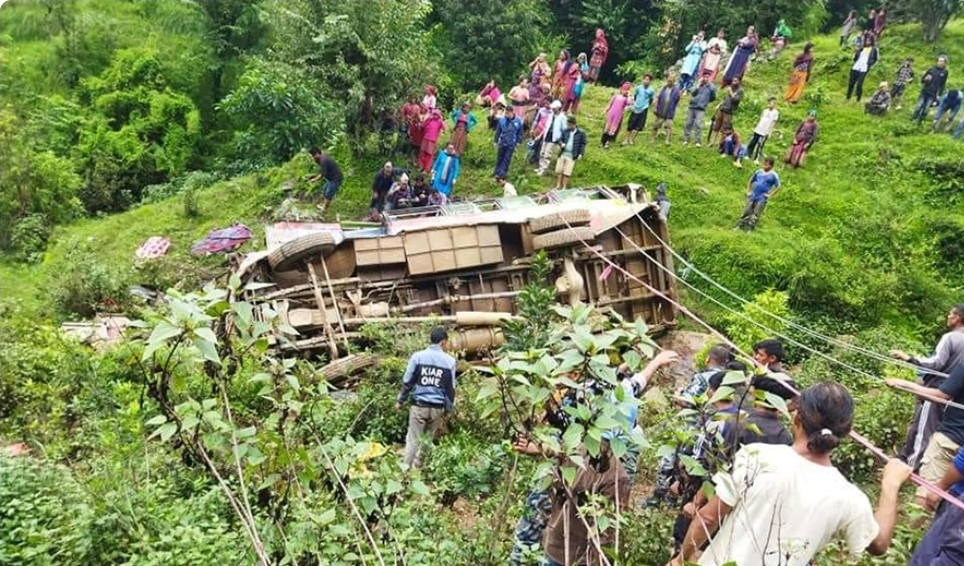 बस दुर्घटनामा ४ जनाको मृत्यु १८ जना घाइते
