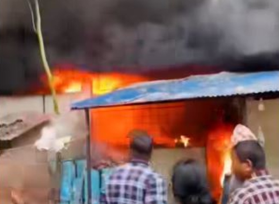 मेचीनगर-११ को रबर उद्योगमा आगलागी हुँदा २५ लाख बराबरको क्षति 