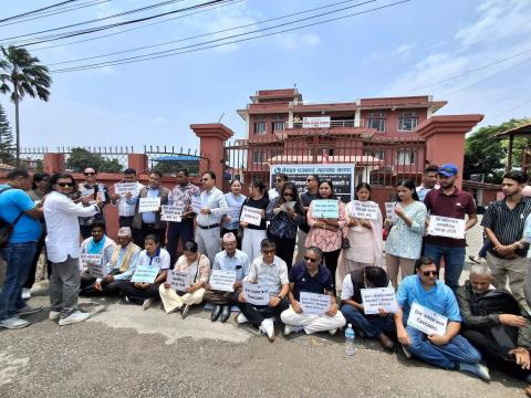 सरकारी बिज्ञापन निजी सञ्चारमाध्यममा नदिने सरकारी निर्णयविरुद्धमा पत्रकार आन्दोलित