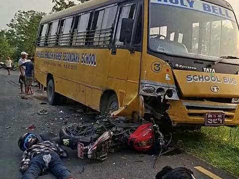 स्कुल बस र मोटरसाइकल दुर्घटनामा किसनगन्जका माझीसहित मेचीनगरका राजबंशीको मृत्यु 