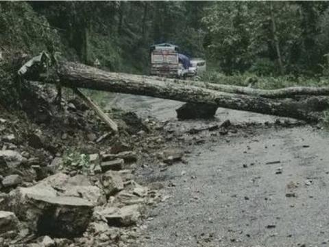बाढी र पहिरोका कारण मेची राजमार्ग अवरुद्ध 