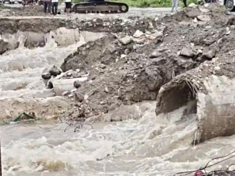 कालीखोलाको डाइभर्सन बगाउँदा एक घण्टा यातायात ठप्प 