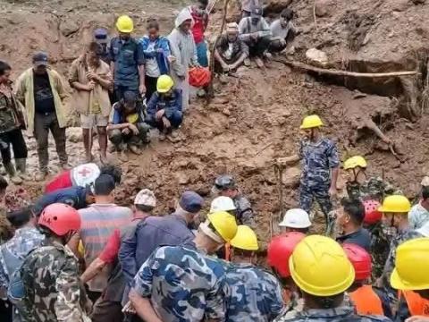 पहिरोले घर पुरिँदा १७ जनाको मृत्यु एकजना वेपत्ता