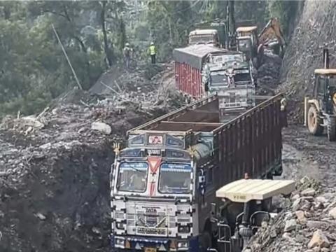 ट्याक बनिएपछी १८ दिनपछि पृथ्वी राजमार्गमा यातायात सेवा पुनःसञ्चालनमा