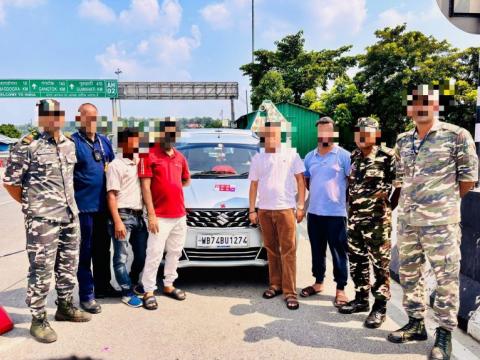  बहुमूल्य धातुसहित चारजना भारतीय पक्राउ