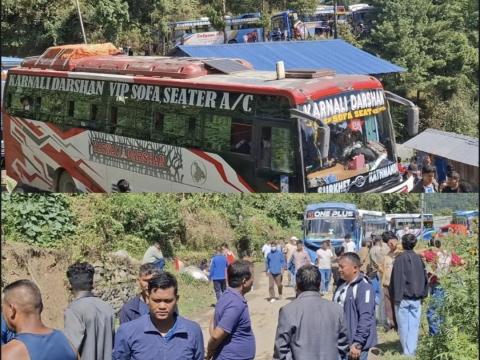काठमाडौं-हेटौंडामा ३६ घण्टा यातायात अवरुद्ध: एकसय बढी यात्रुबहाकमा सवार हजारौं यात्रु अलपत्र  